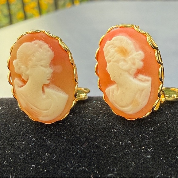 Vintage Cameo Earrings in Cream and Gold - Clip Ons - Picture 3 of 12